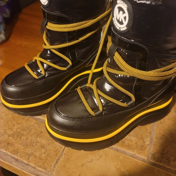 Michael Kors - Picture 2 of 4